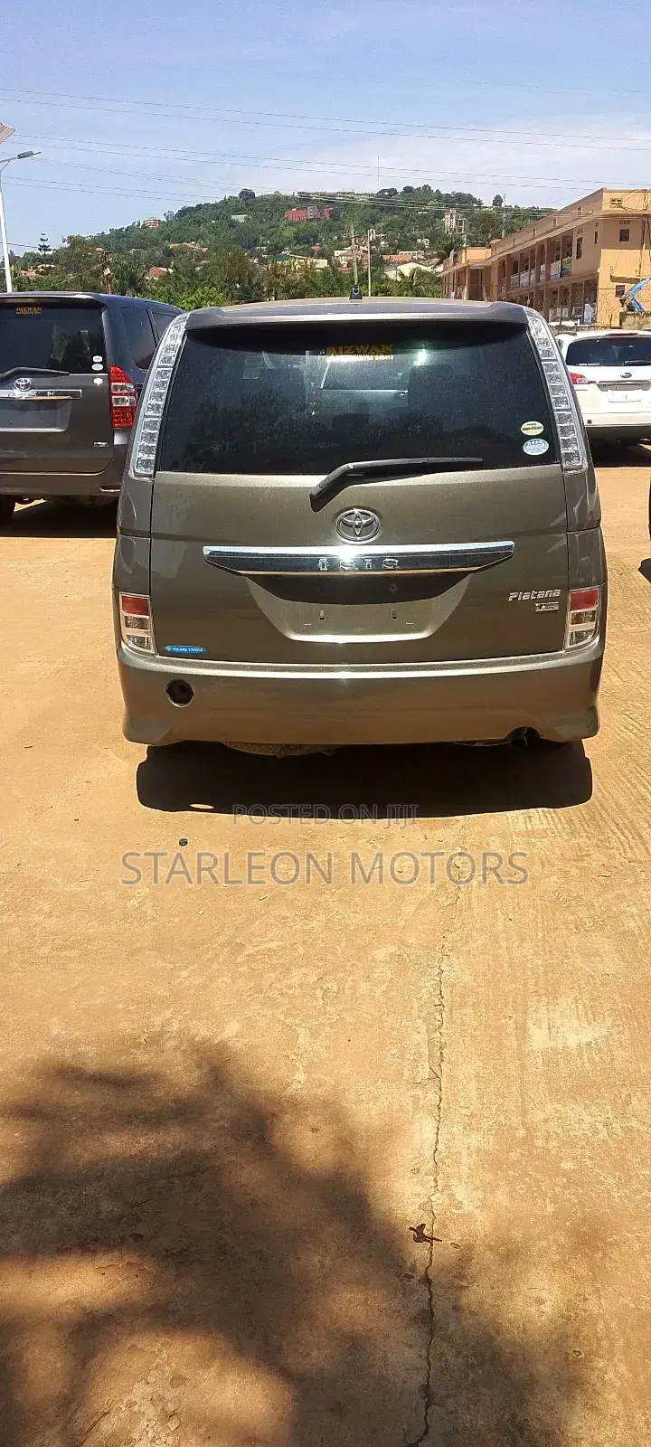 Toyota ISIS 1.8 Platana V-selection 4WD 2013 Gold