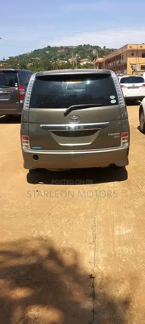 Toyota ISIS 1.8 Platana V-selection 4WD 2013 Gold