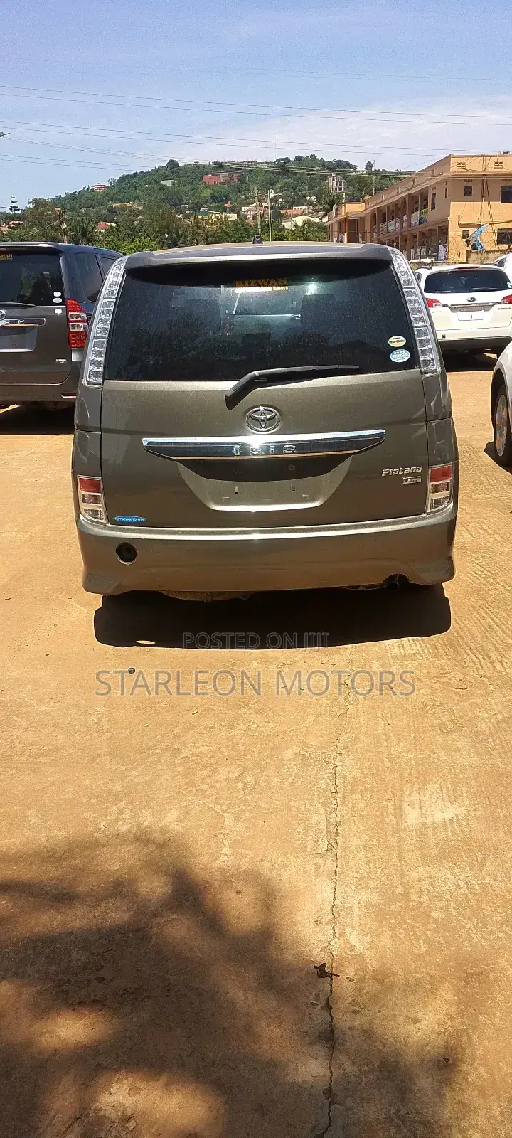 Toyota ISIS 1.8 Platana V-selection 4WD 2013 Gold