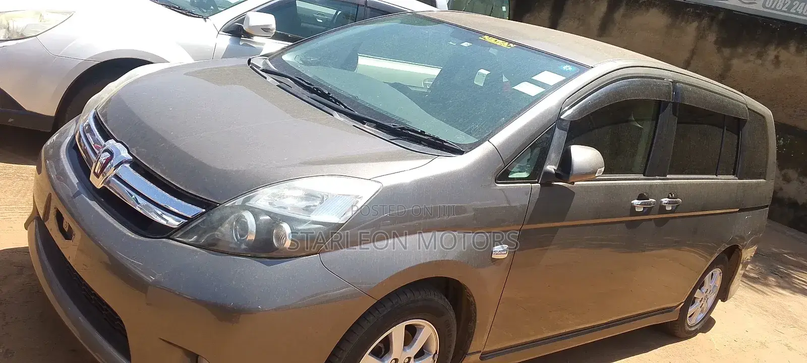 Toyota ISIS 1.8 Platana V-selection 4WD 2013 Gold