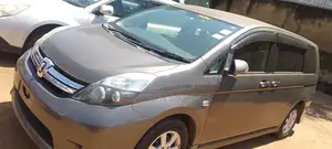 Toyota ISIS 1.8 Platana V-selection 4WD 2013 Gold