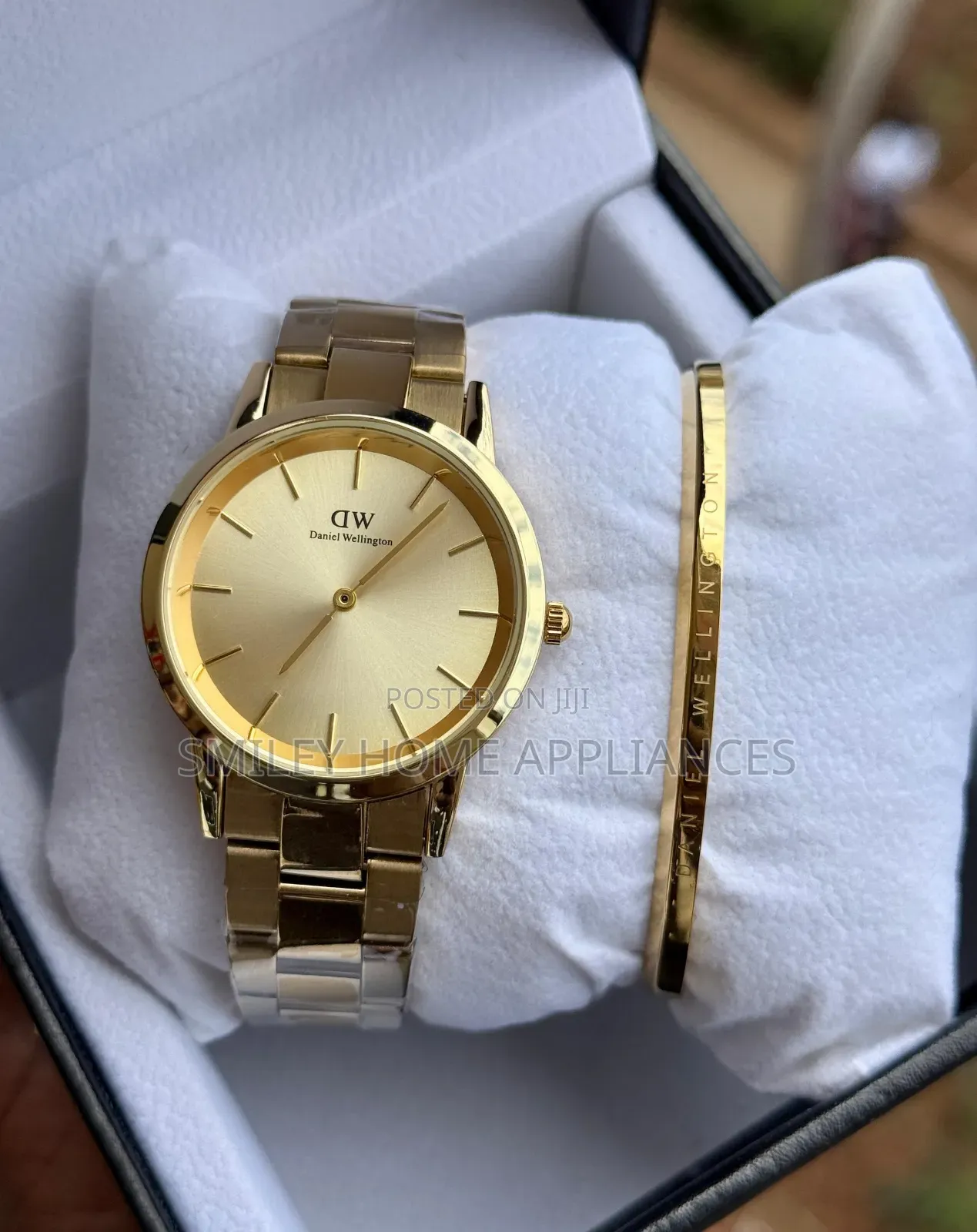 Daniel Wellington Ladies Gift Box Time Piece With a Bracelet