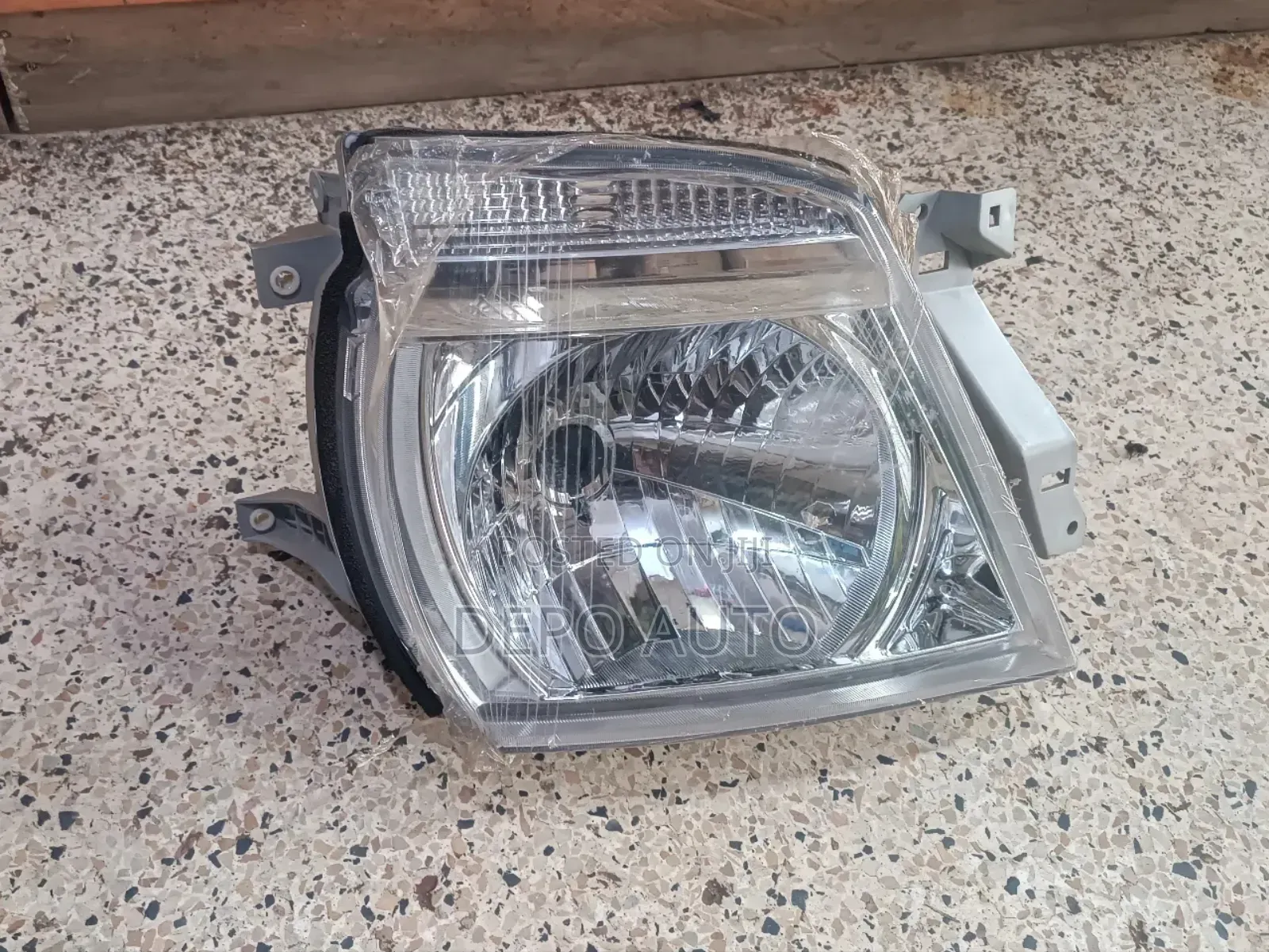 Nissan Urvan 2013 Headlamp