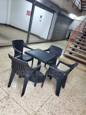 Yz2309 Plastic Chairs and Table