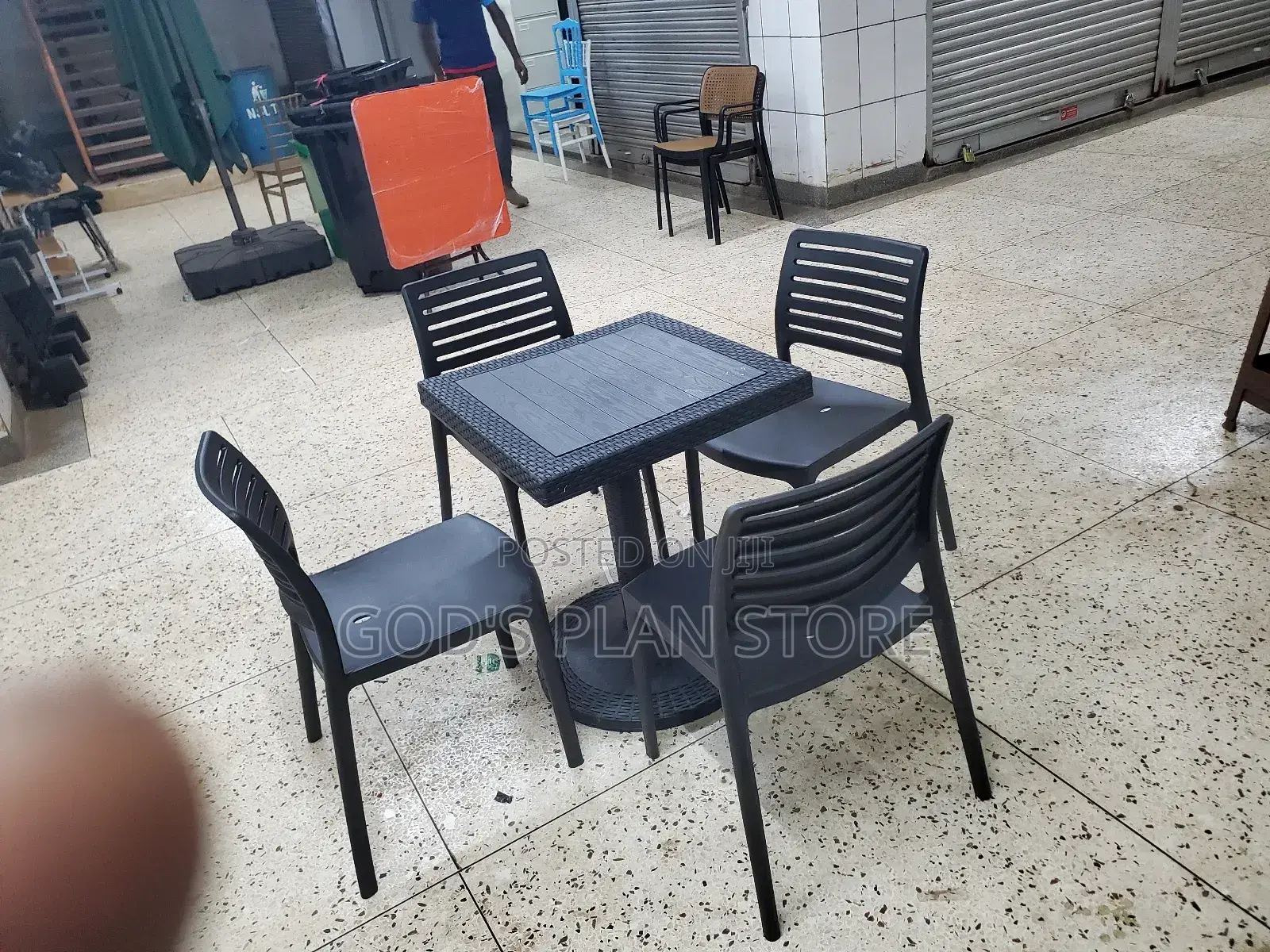 Yz2307 Plastic Chairs and Table for Restaurant