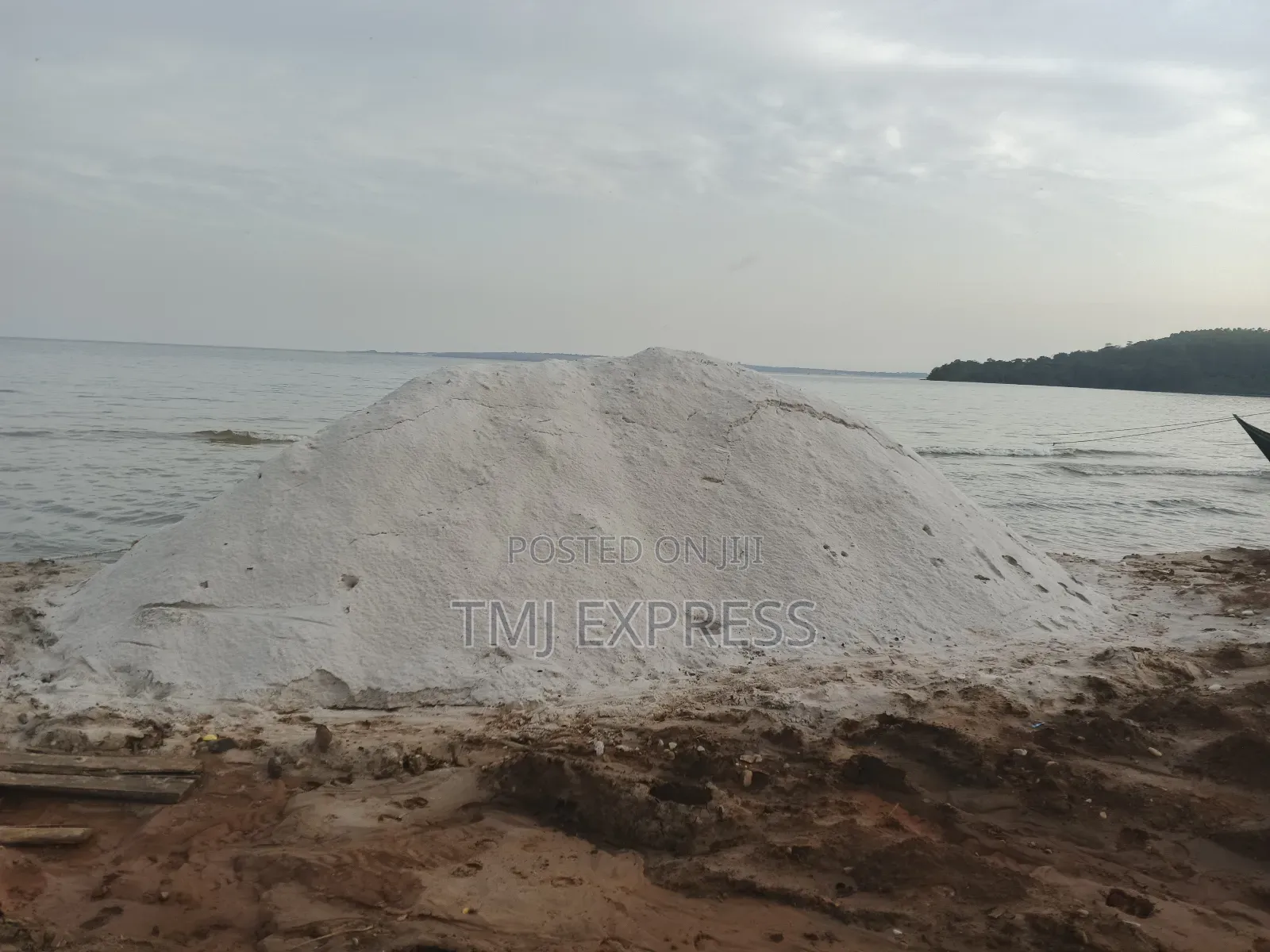Pure White Sand for Manufacturing Tiles and Glass-45 Tonnes