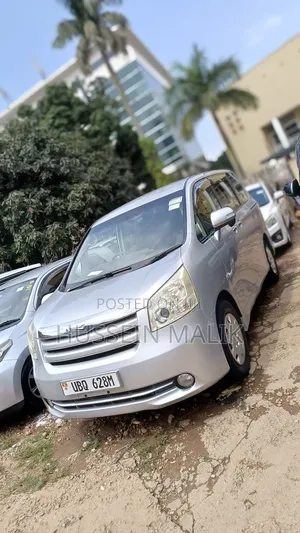 Photo - Toyota Noah 2.0 143hp AWD (8 Seater) 2008 Silver