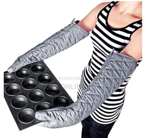 A Pair of Long Cotton Oven Mitts/Gloves