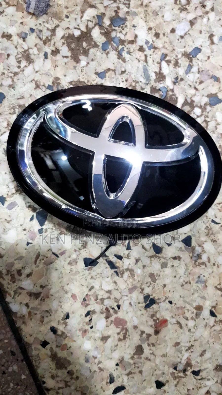 Rav4 2008 - 2010 Grill Toyota Logo( Glass)