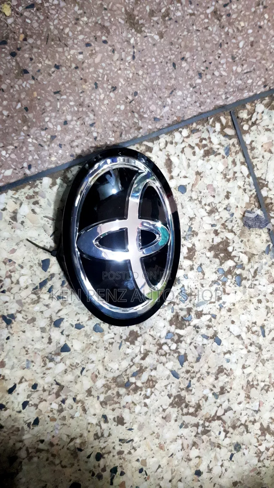 Rav4 2008 - 2010 Grill Toyota Logo( Glass)