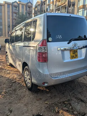 Photo - Toyota Noah 2.0 143hp AWD (8 Seater) 2009 Silver