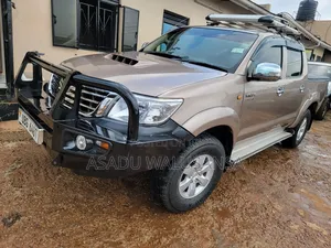 Photo - Toyota Hilux 2012 Gray