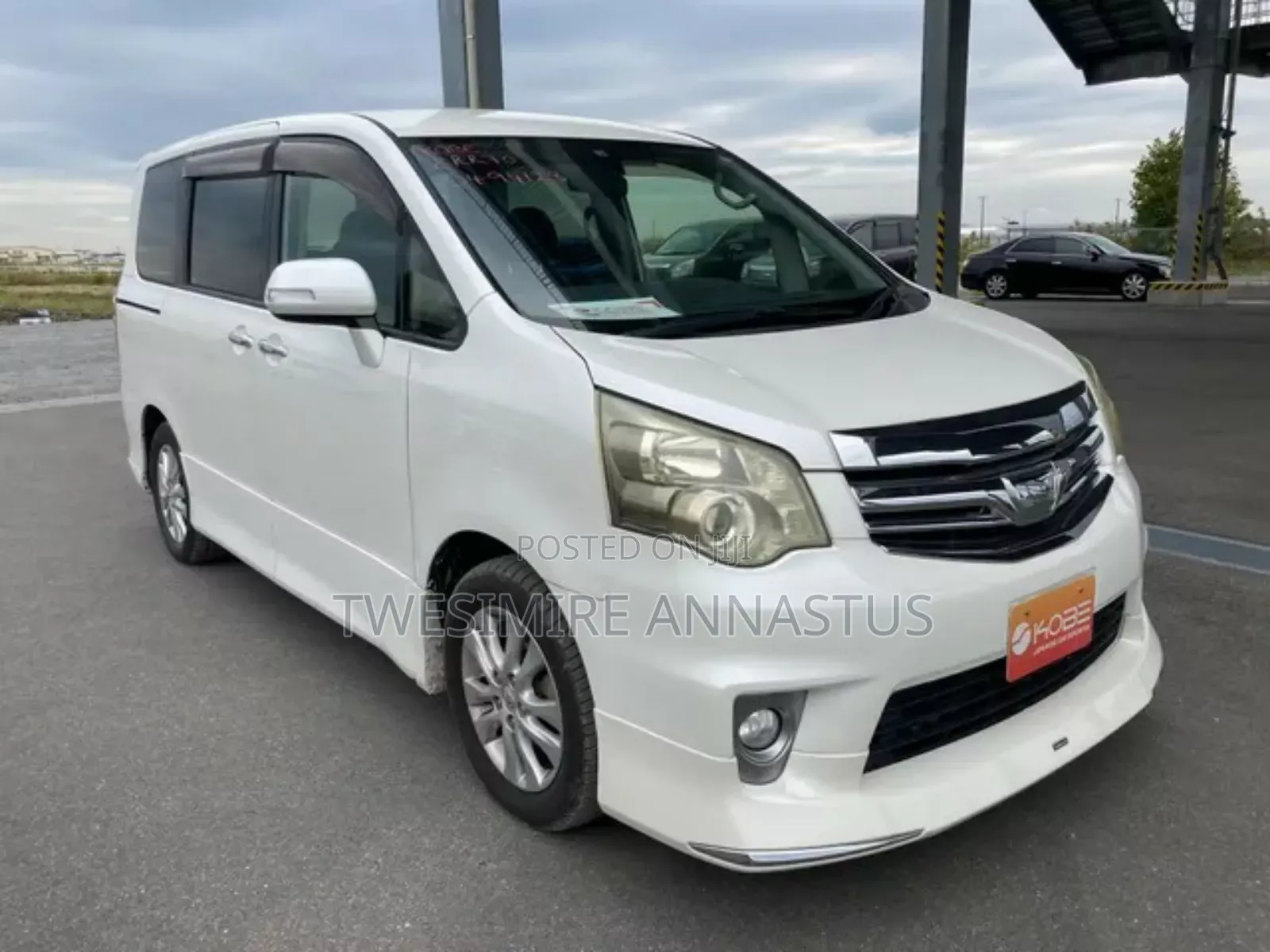 Toyota Noah 2.0 143hp FWD (8 Seater) 2011 White