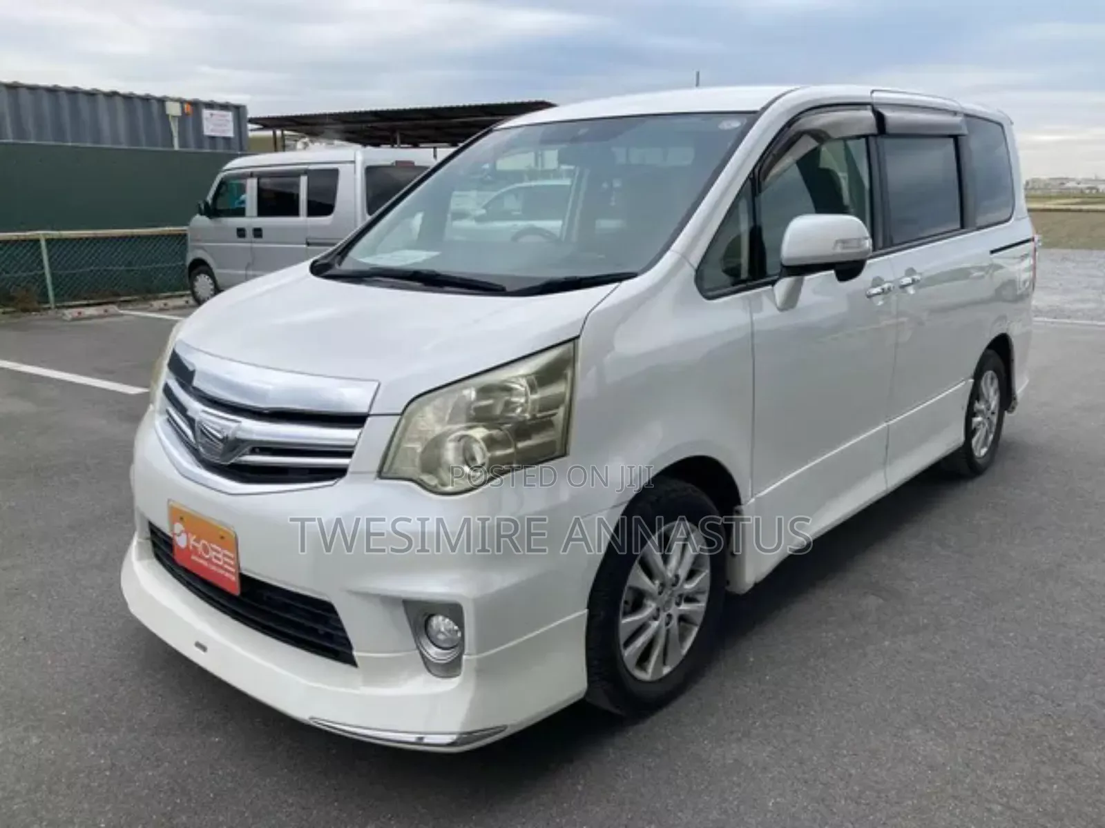 Toyota Noah 2.0 143hp FWD (8 Seater) 2011 White
