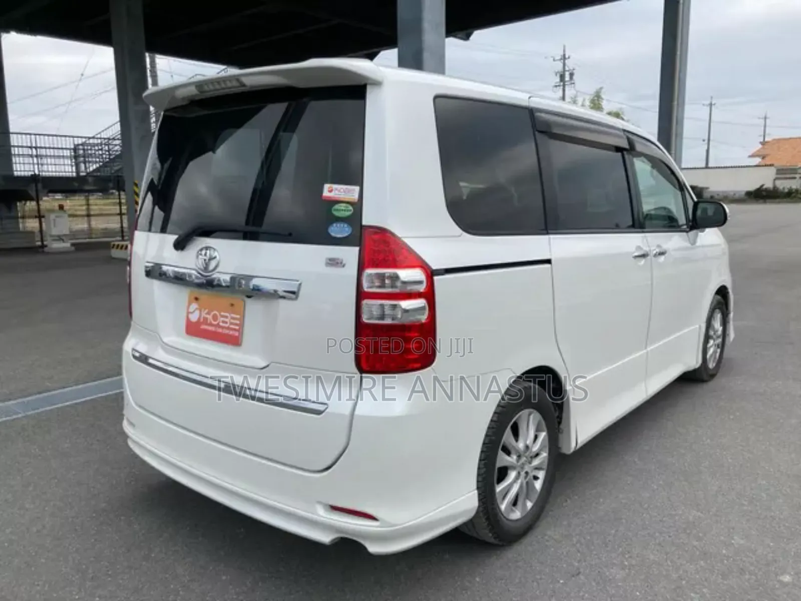 Toyota Noah 2.0 143hp FWD (8 Seater) 2011 White