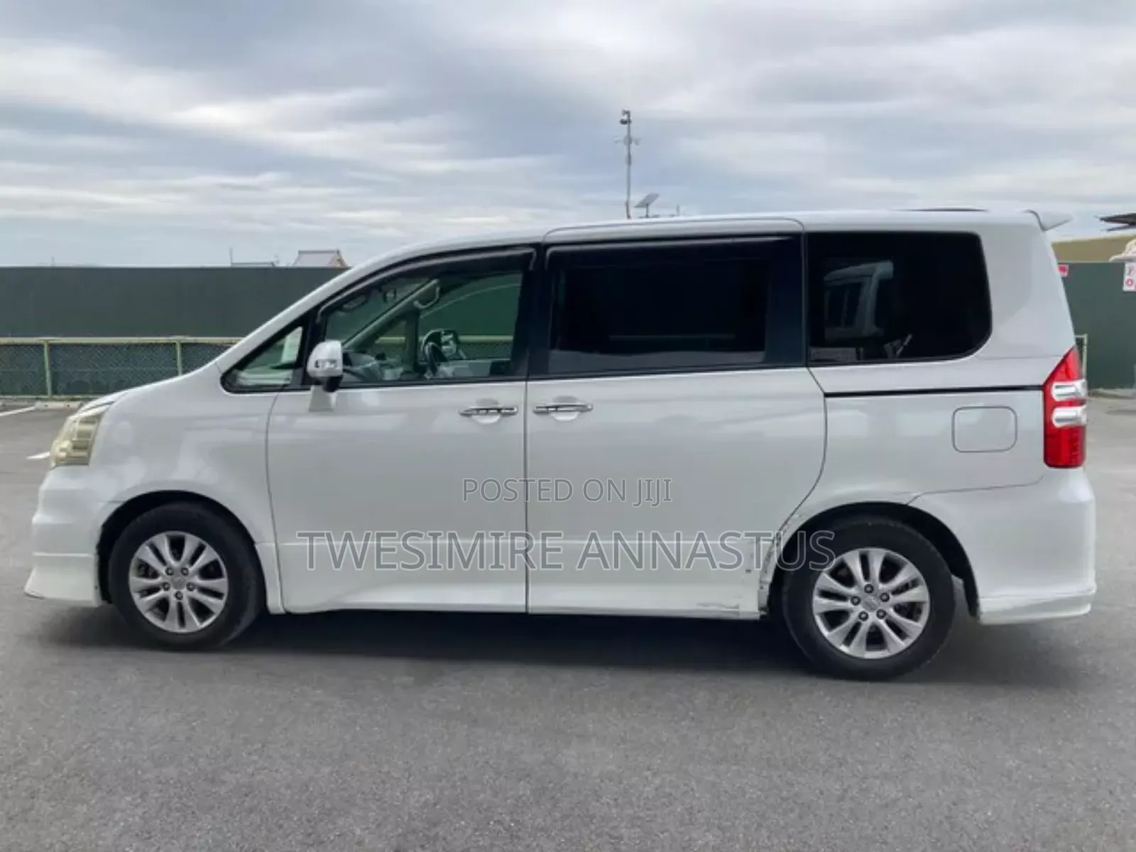 Toyota Noah 2.0 143hp FWD (8 Seater) 2011 White