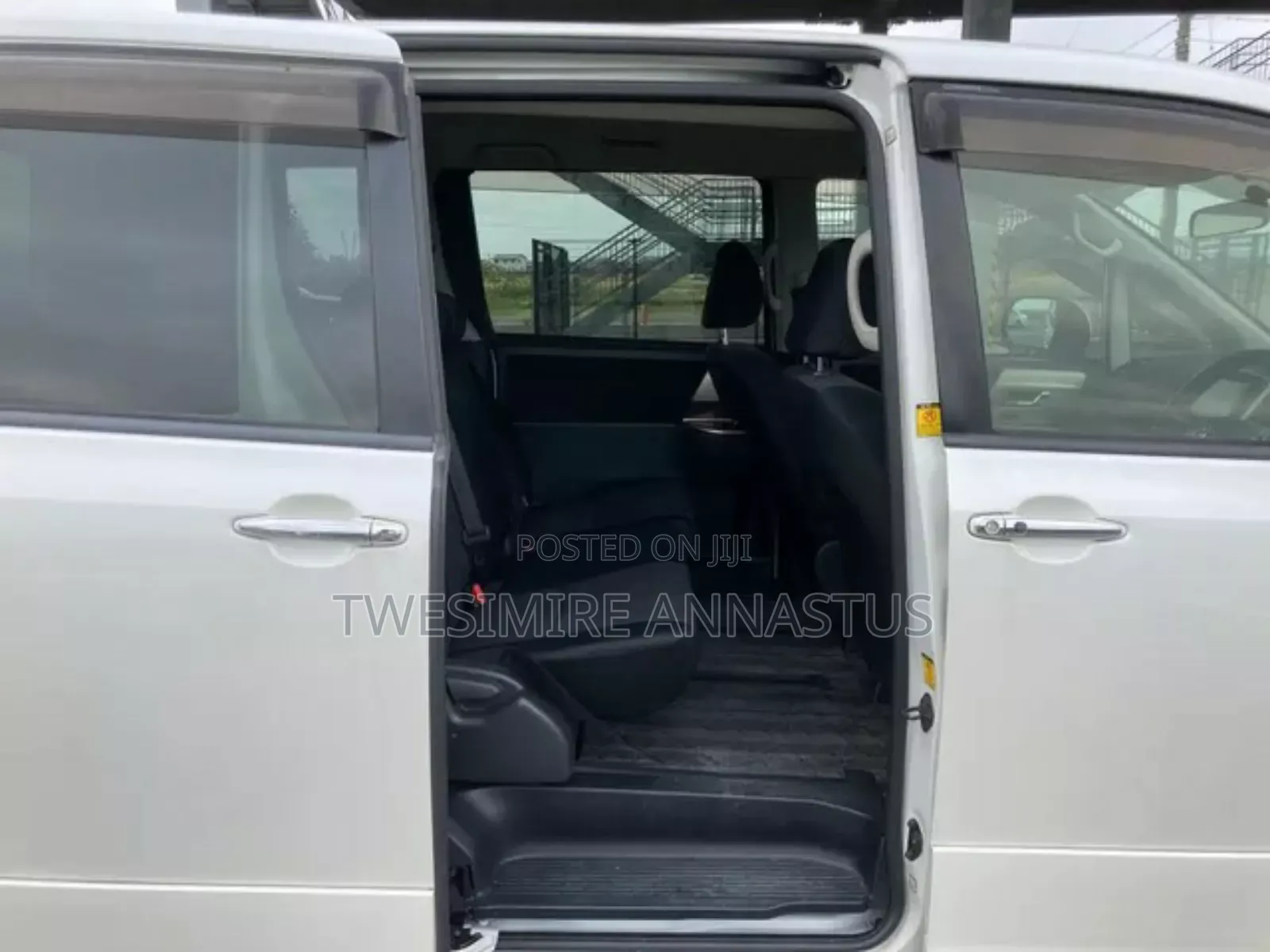 Toyota Noah 2.0 143hp FWD (8 Seater) 2011 White