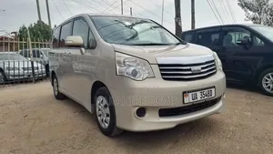 Photo - Toyota Noah 2011 Beige