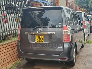 Photo - Toyota Noah 2.0 143hp FWD (8 Seater) 2008 Gray