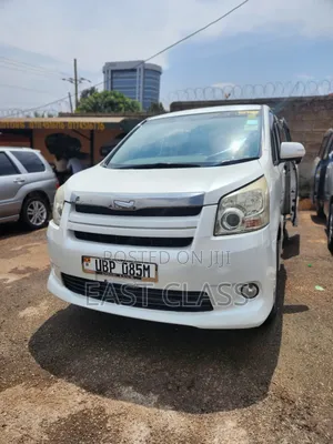 Photo - Toyota Noah 2.0 143hp AWD (7 Seater) 2008 White