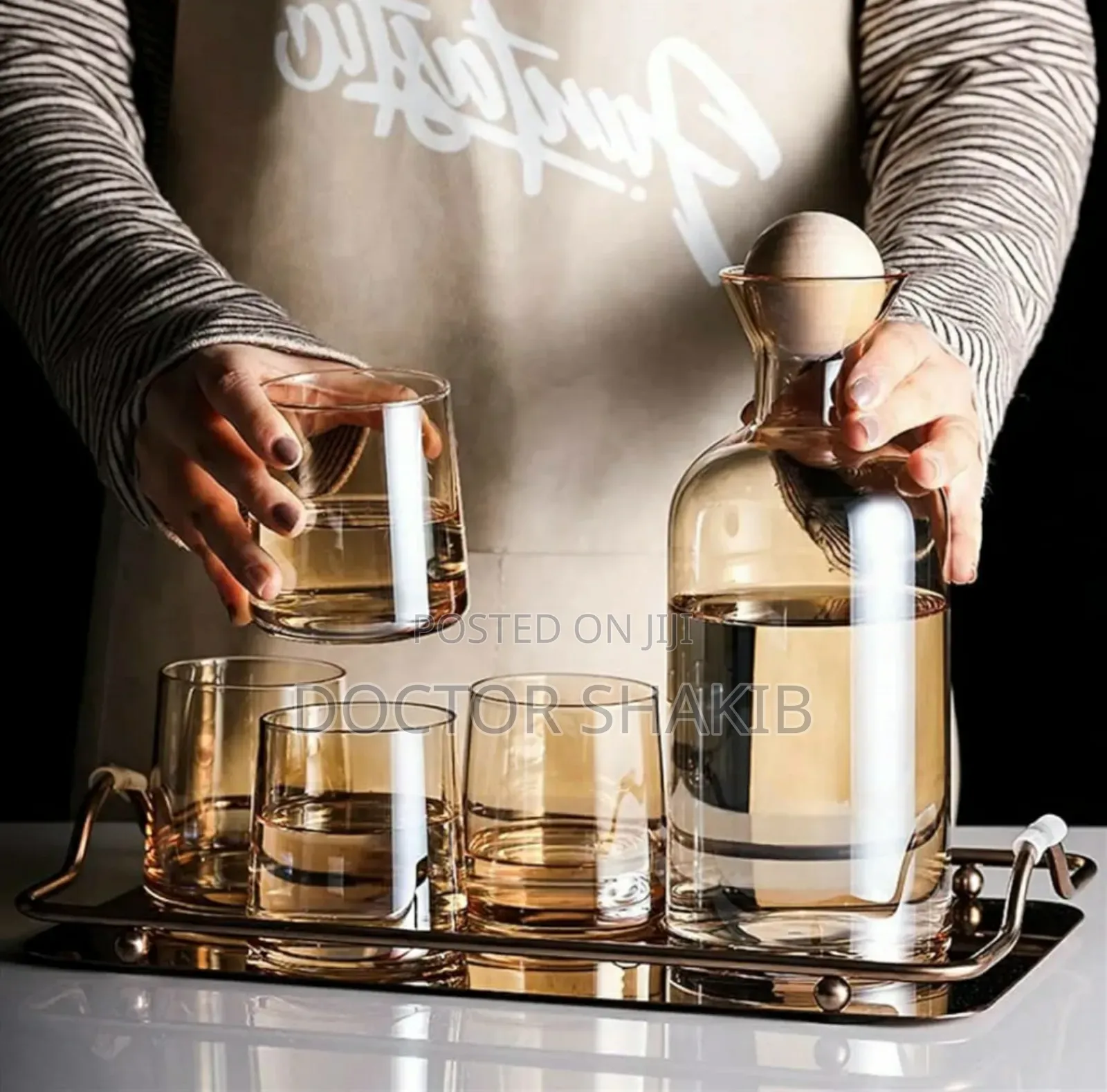 Strong Glass Carafe Set With a Wooden Stopper