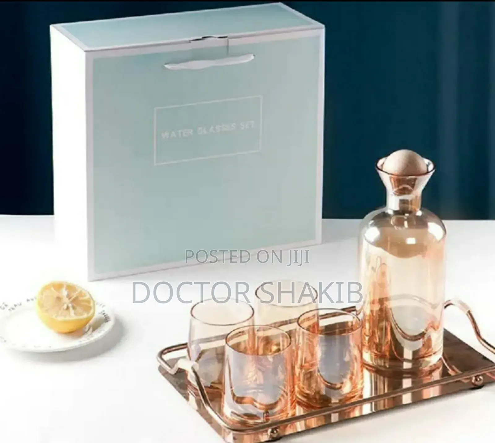 Strong Glass Carafe Set With a Wooden Stopper