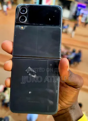Photo - Samsung Galaxy Z Flip4 128 GB Black