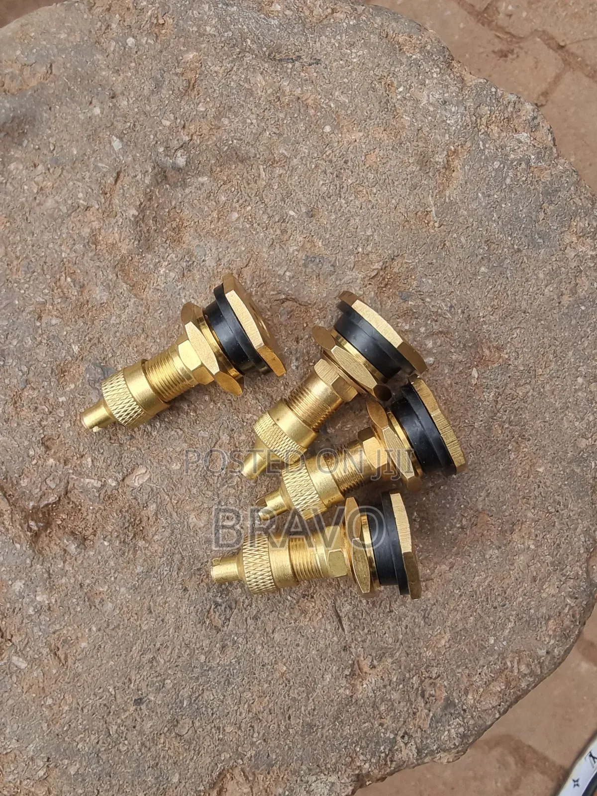 Tubeless Valves for Wheel Loader Rims.