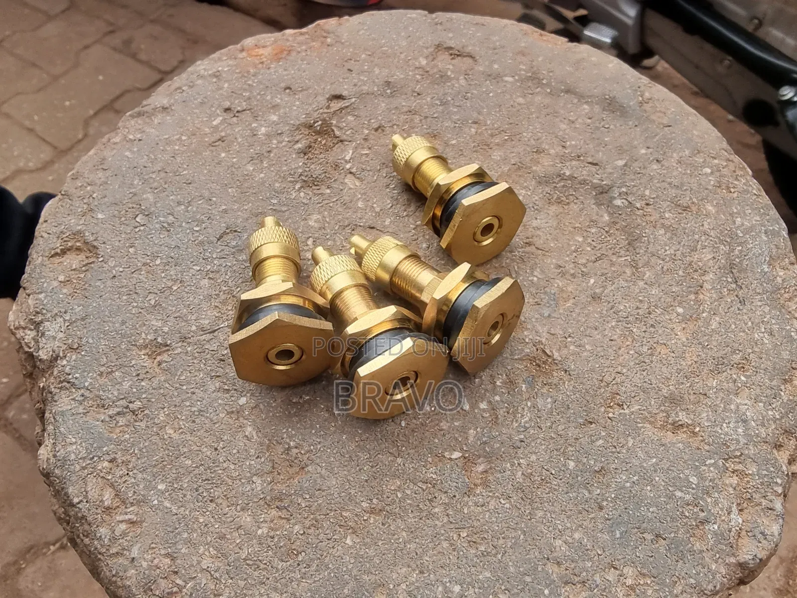 Tubeless Valves for Wheel Loader Rims.