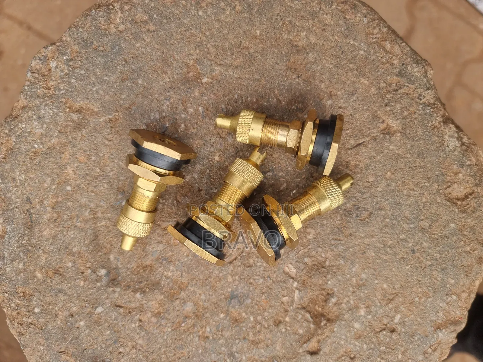 Tubeless Valves for Wheel Loader Rims.