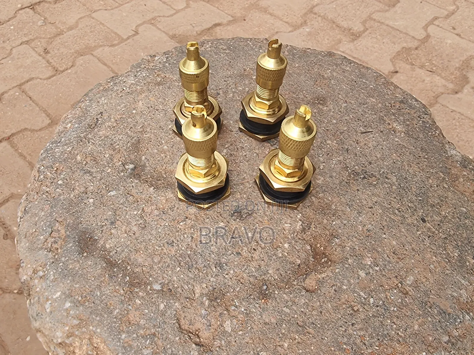 Tubeless Valves for Wheel Loader Rims.