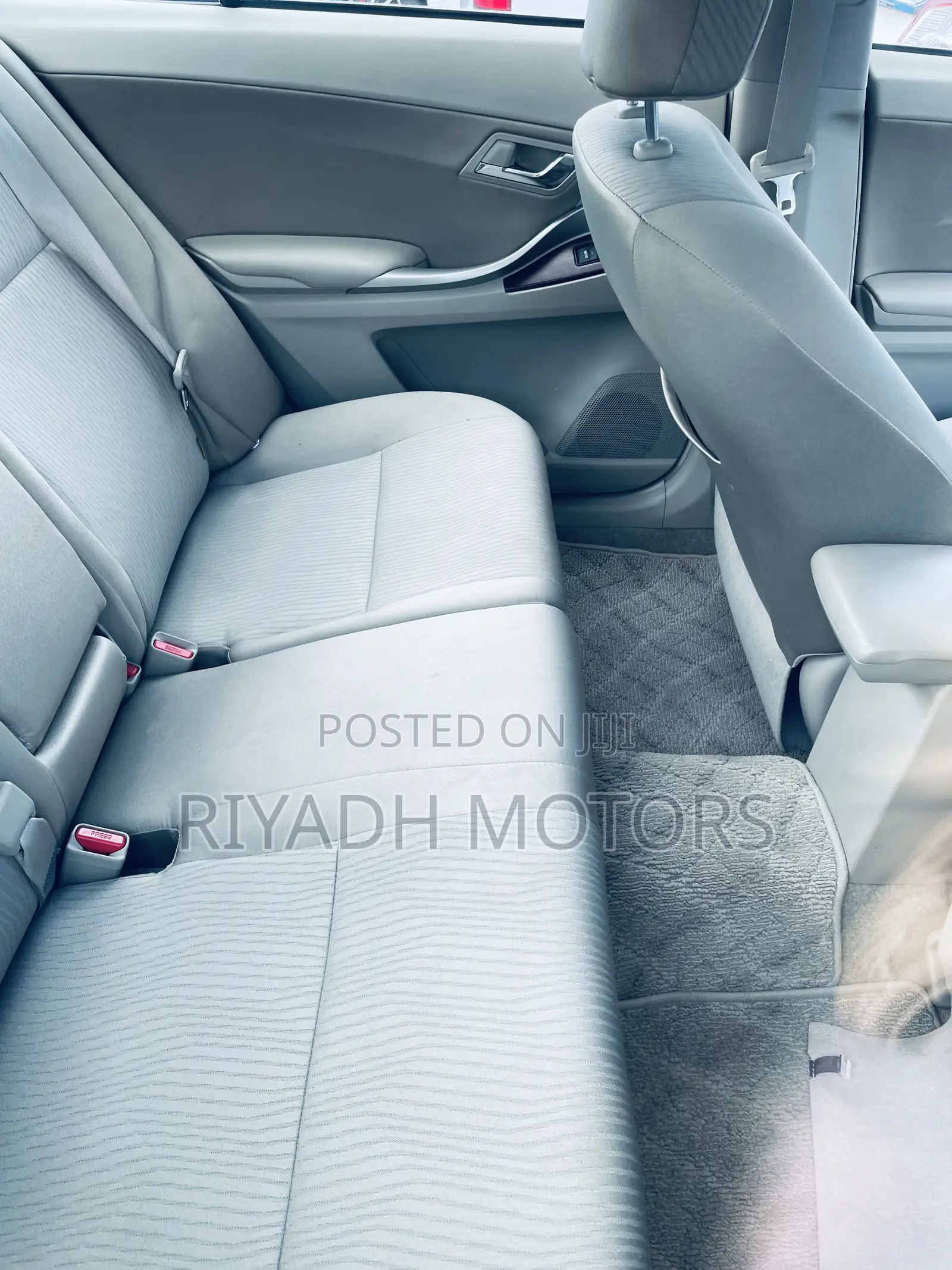 Toyota Premio 1.8 FWD 2012 Silver