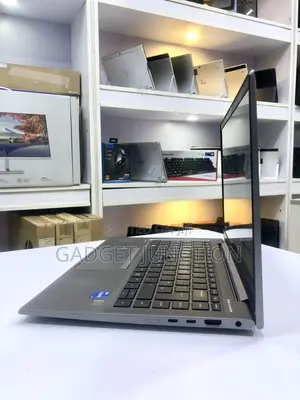 New Laptop HP ZBook Firefly G8 16GB Intel Core I7 SSD 512GB