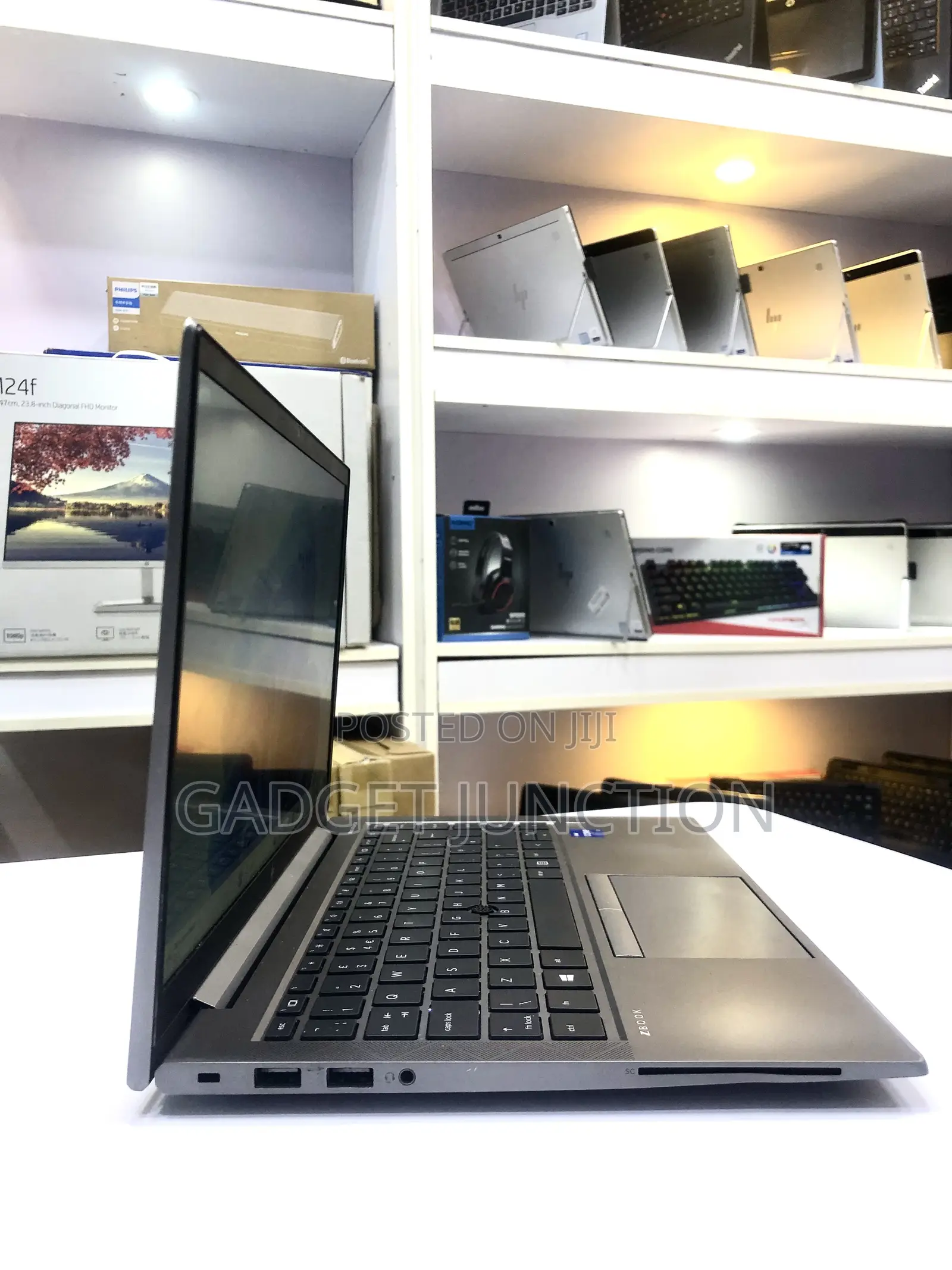 New Laptop HP ZBook Firefly G8 16GB Intel Core I7 SSD 512GB