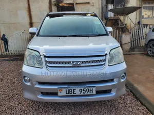 Photo - Toyota Noah 2006 Silver
