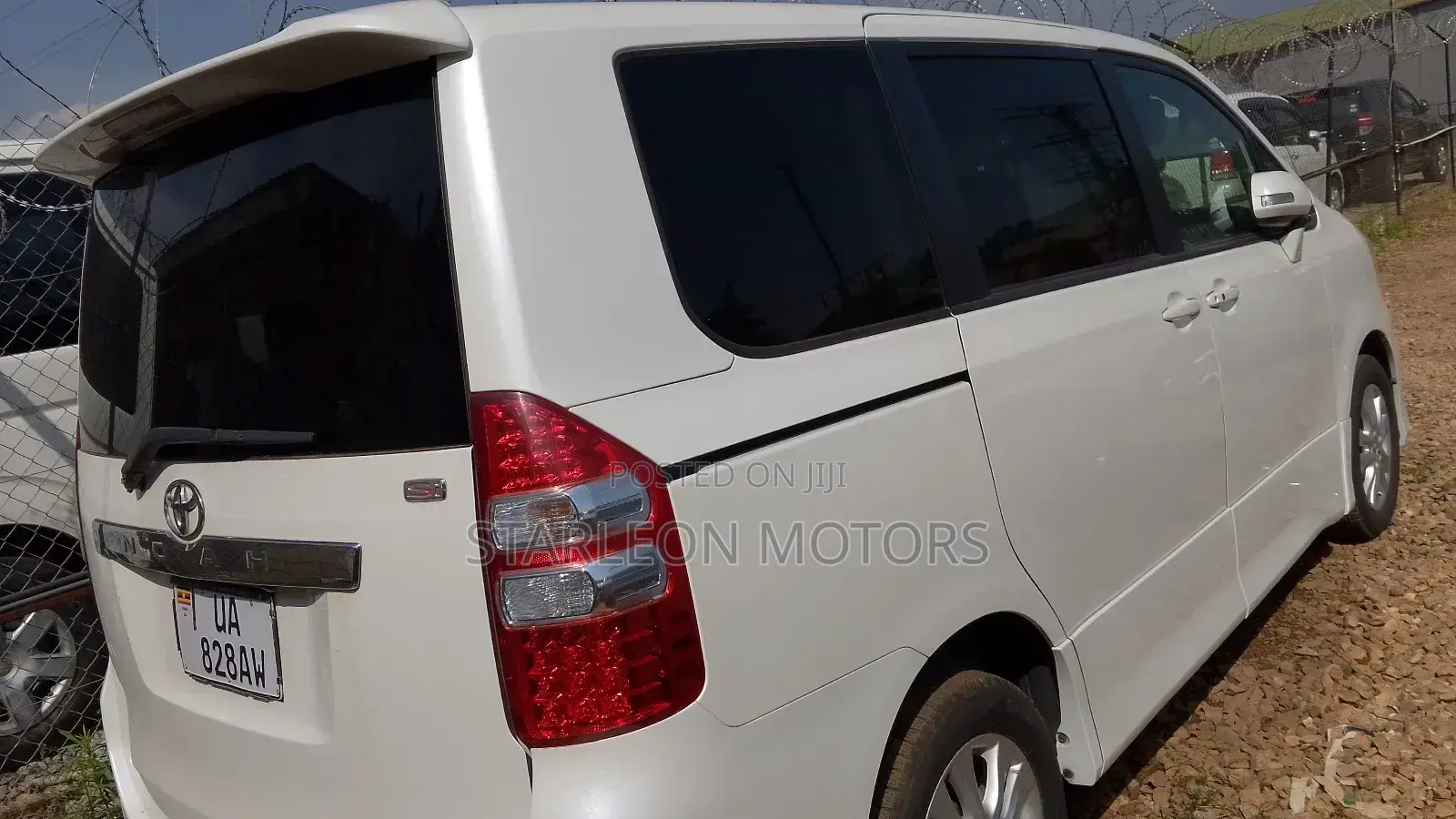 Toyota Noah 2.0 158hp FWD (8 Seater) 2010 White
