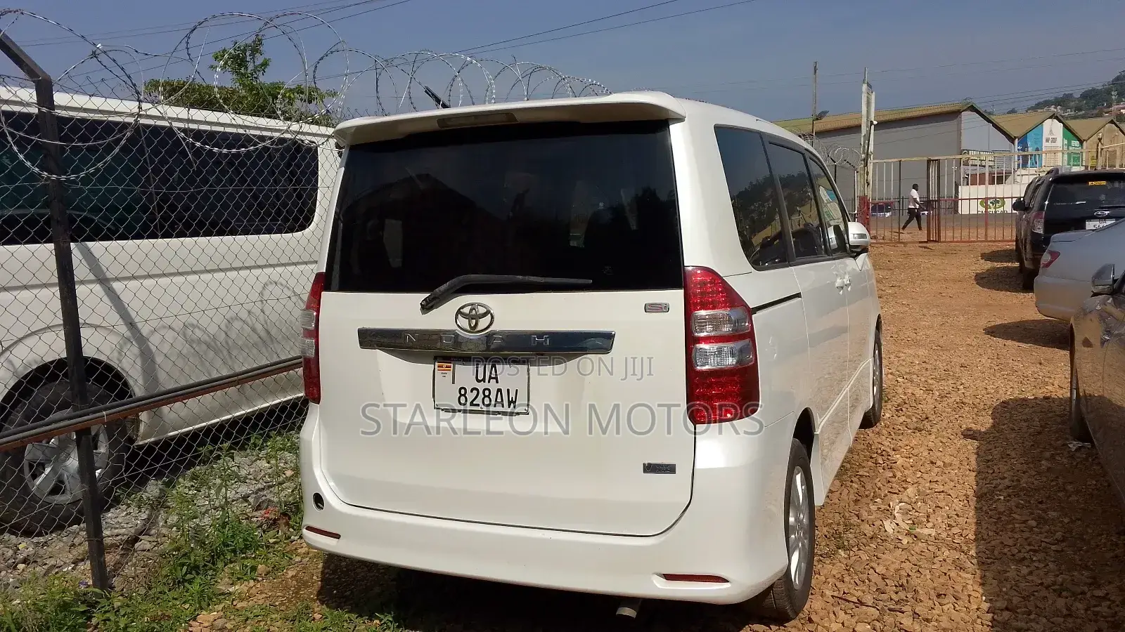Toyota Noah 2.0 158hp FWD (8 Seater) 2010 White