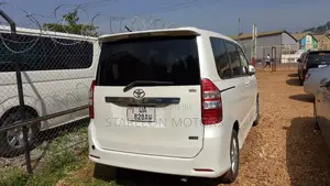 Toyota Noah 2.0 158hp FWD (8 Seater) 2010 White
