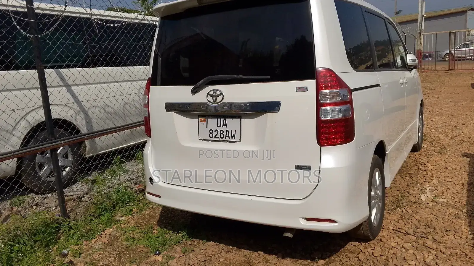Toyota Noah 2.0 158hp FWD (8 Seater) 2010 White