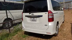 Toyota Noah 2.0 158hp FWD (8 Seater) 2010 White