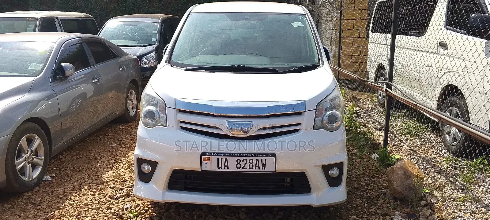 Toyota Noah 2.0 158hp FWD (8 Seater) 2010 White
