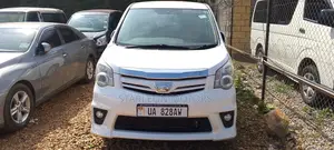 Toyota Noah 2.0 158hp FWD (8 Seater) 2010 White