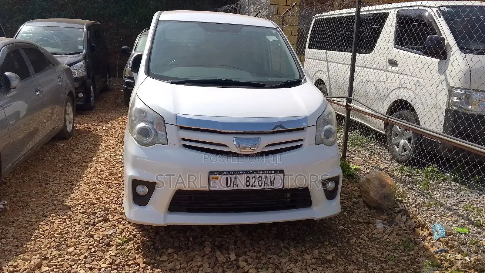 Toyota Noah 2.0 158hp FWD (8 Seater) 2010 White