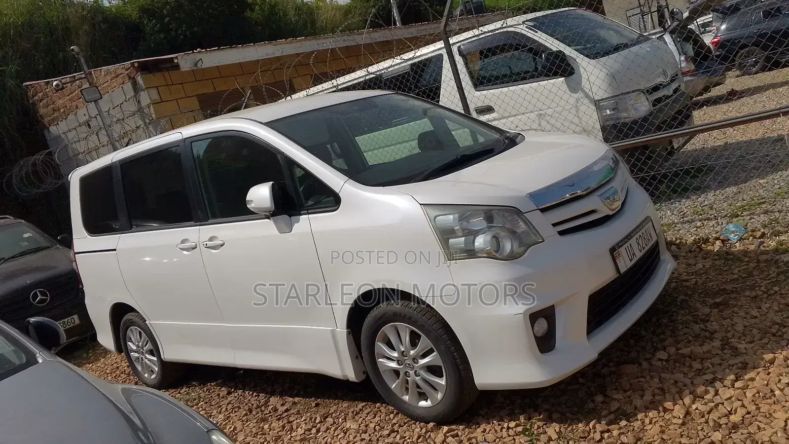 Toyota Noah 2.0 158hp FWD (8 Seater) 2010 White