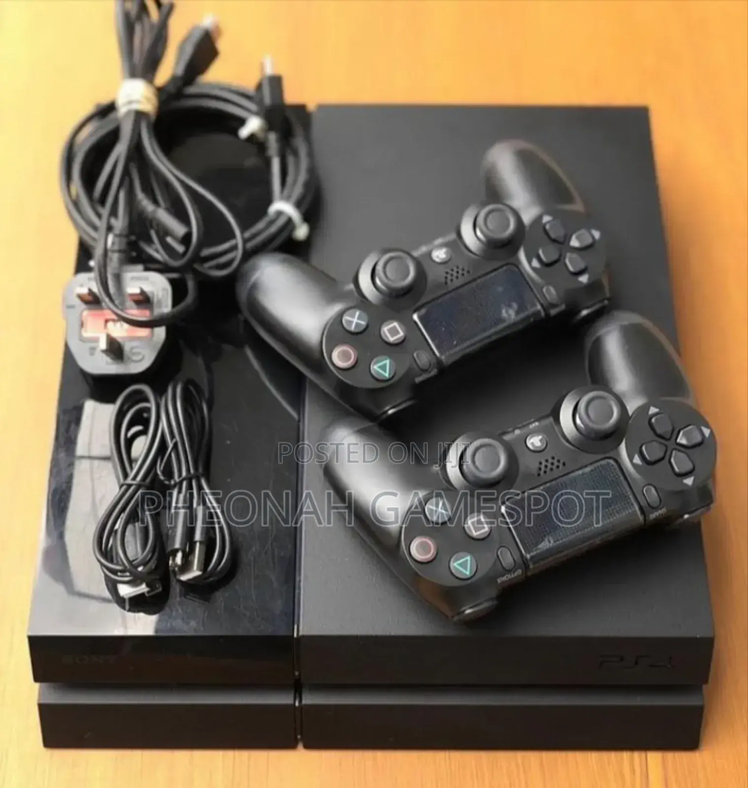 Playstation 4 Standard. 13 Games And 2 Controllers.