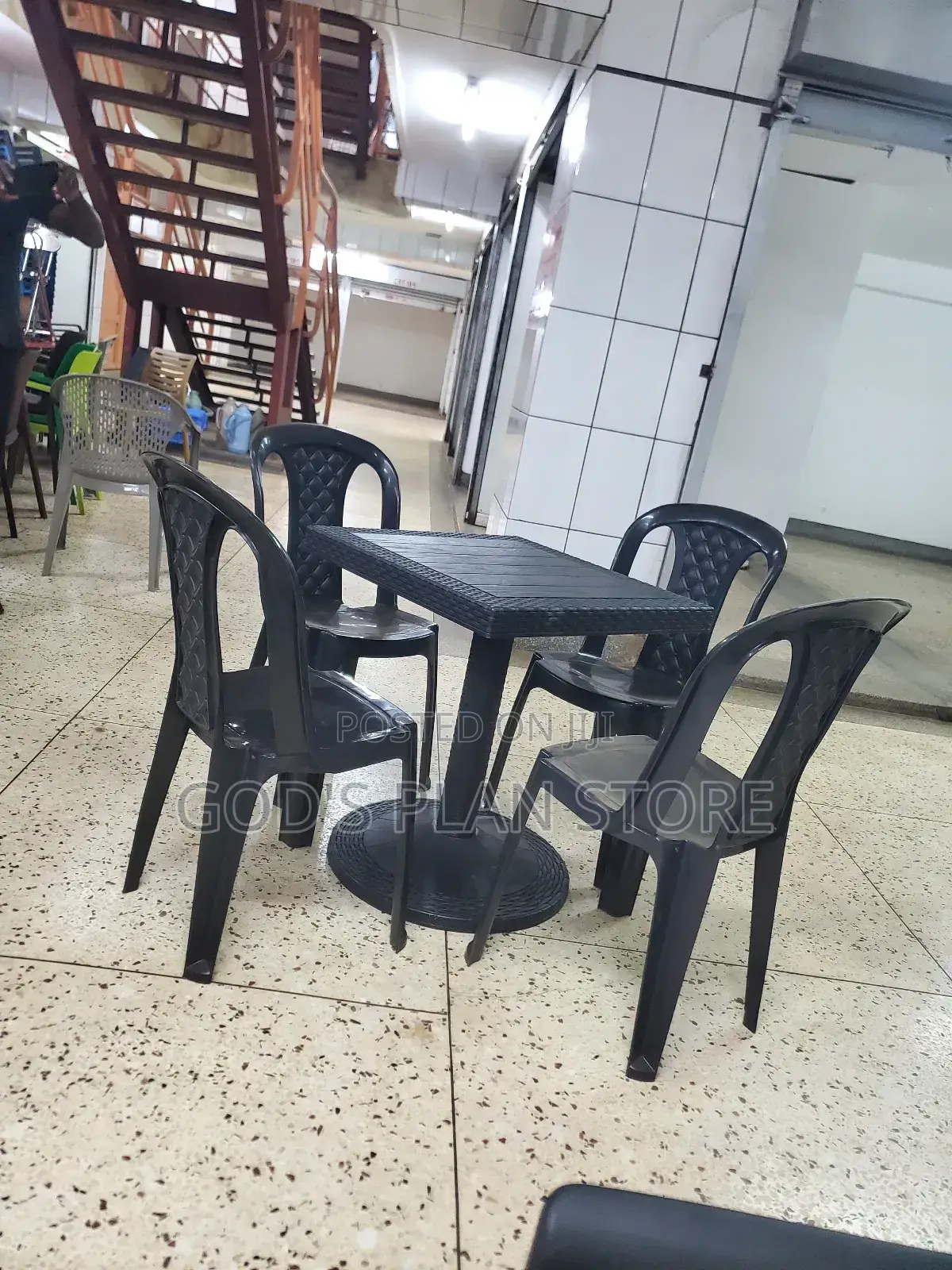 Xyl2303 Plastic Chairs and Bar Table