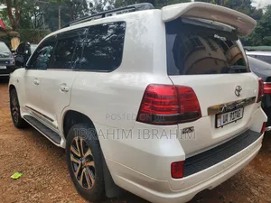 Toyota Land Cruiser 2010 White