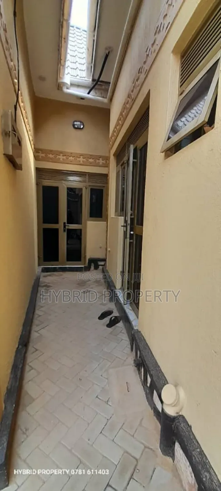 8bdrm Apartment in Namungoona Along, Rubaga for sale