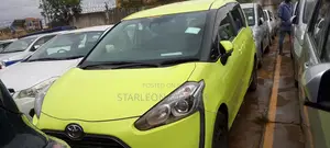 Toyota Sienta 1.5 Hybrid FWD 2015 Green