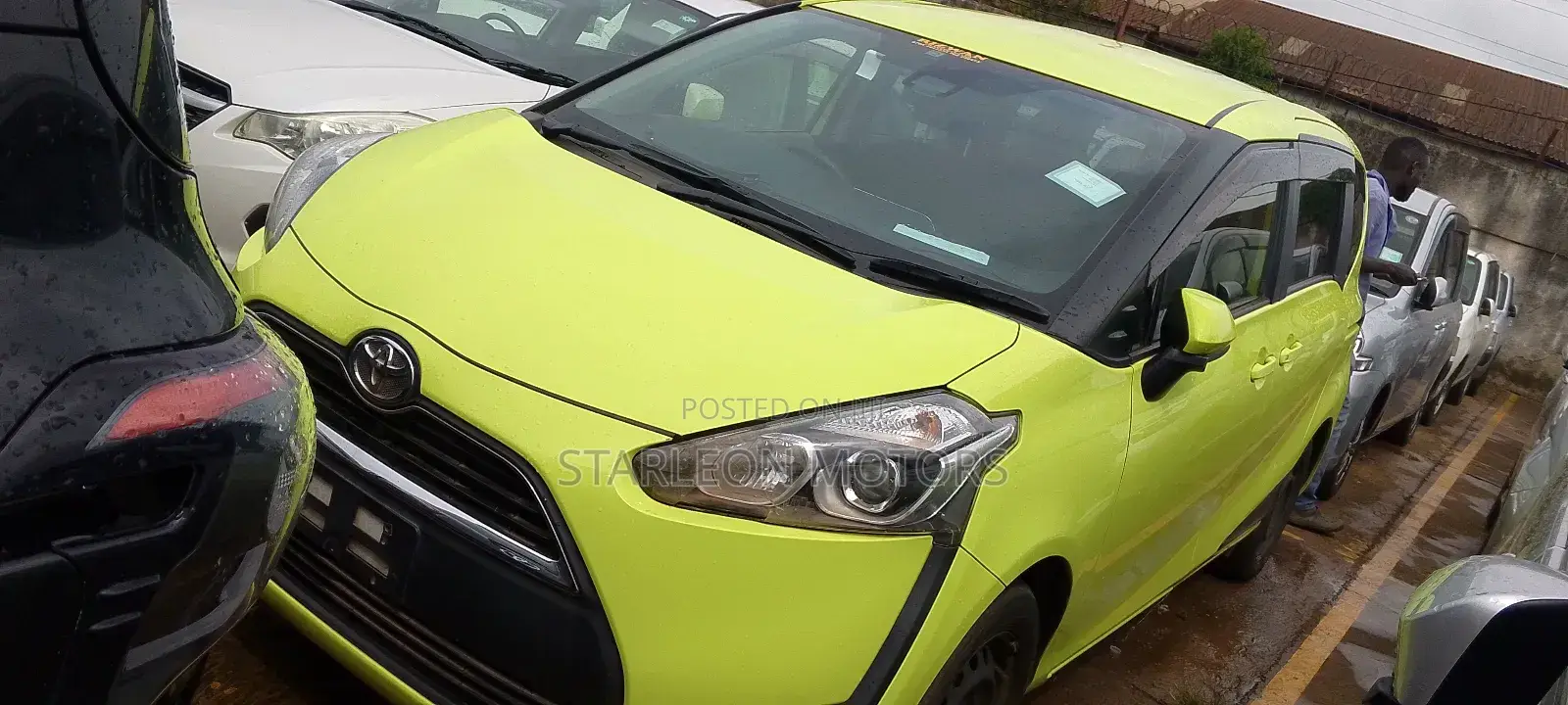 Toyota Sienta 1.5 Hybrid FWD 2015 Green